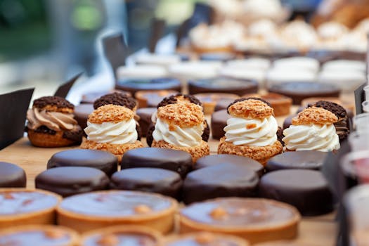Assortiment de desserts gourmands avec feuilletés pralinés et mousses au chocolat sur une table.