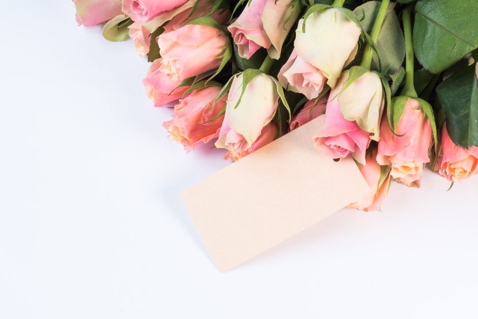 Douce attention : offrir un dessert avec un mot et des fleurs