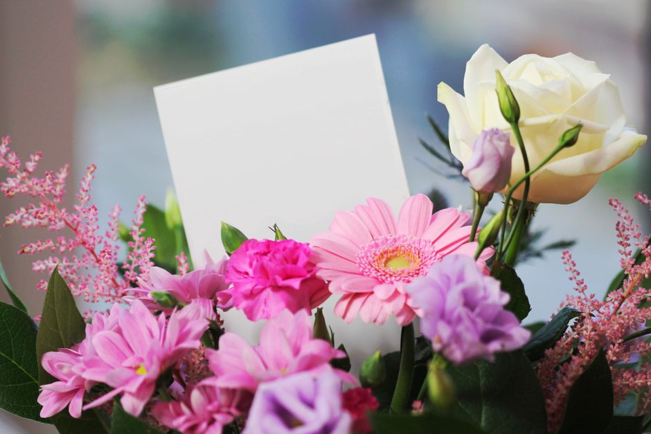 Douce attention : offrir un dessert avec un mot et des fleurs